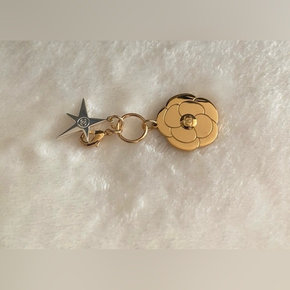 Chanel 2025 Holiday Camellia Flower & Star Charm | Limited Edition - Picture 6 of 9
